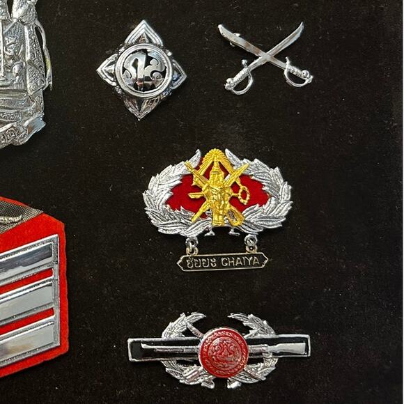 Framed Authentic Thailand Uniform Police Badge Collection Frame 14 X 11" - Picture 6 of 10